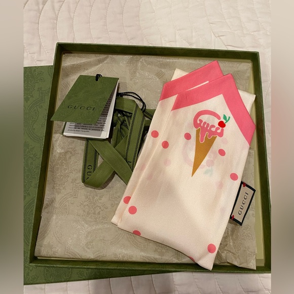 🍦🍒 Gucci “Creamy” silk - Picture 1 of 5